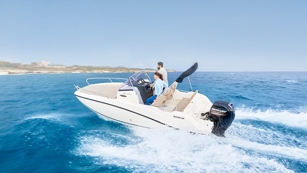 美国Quicksilver阳光甲板快艇 Activ 605 Sundeck