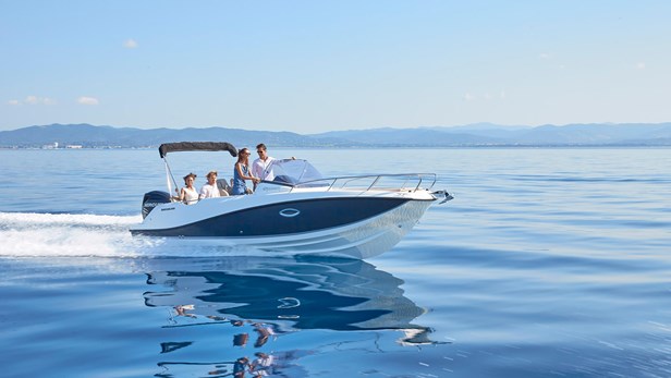 美国Quicksilver阳光甲板快艇 Activ 675 Sundeck